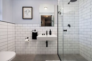 Basic Apartment | Bathroom