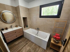 Shower, hair dryer, towels, soap - Mas provençal climatisé avec piscine (Châteaurenard)