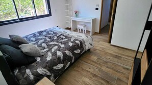 A bedroom with a bed, a desk, and a chair. - Mas provençal climatisé avec piscine (Châteaurenard)