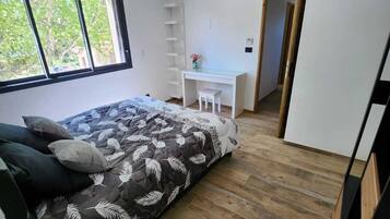 4 slaapkamers, een bureau, een strijkplank/strijkijzer, reisbedje