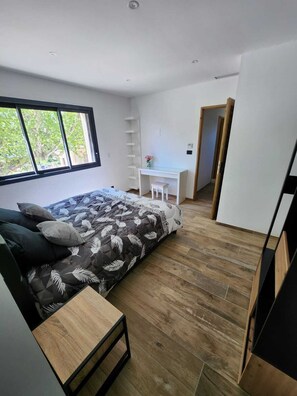 4 soverom, skrivebord, strykejern/-brett og reiseseng for barn