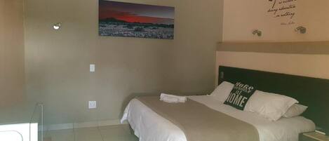 Standard Room | 1 bilik tidur, bar mini, meja, ruang kerja komputer riba