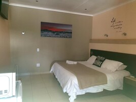 Standard Room | 1 bedroom, minibar, desk, laptop workspace