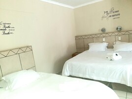1 habitación, minibar, escritorio y espacio para trabajar con laptop