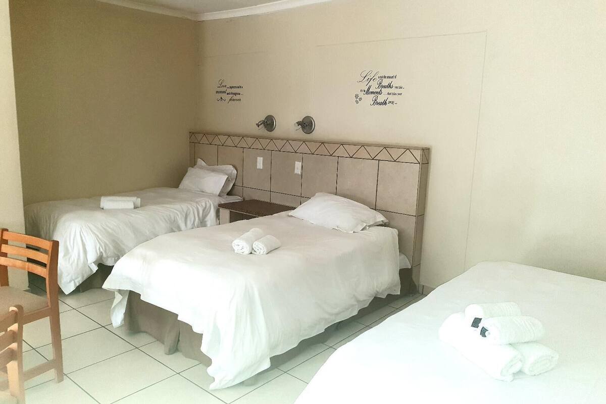 1 kamar tidur, minibar, meja kerja, dan ruang kerja ramah laptop