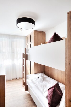 2 soveværelser, pengeskab på værelset, strygejern/strygebræt