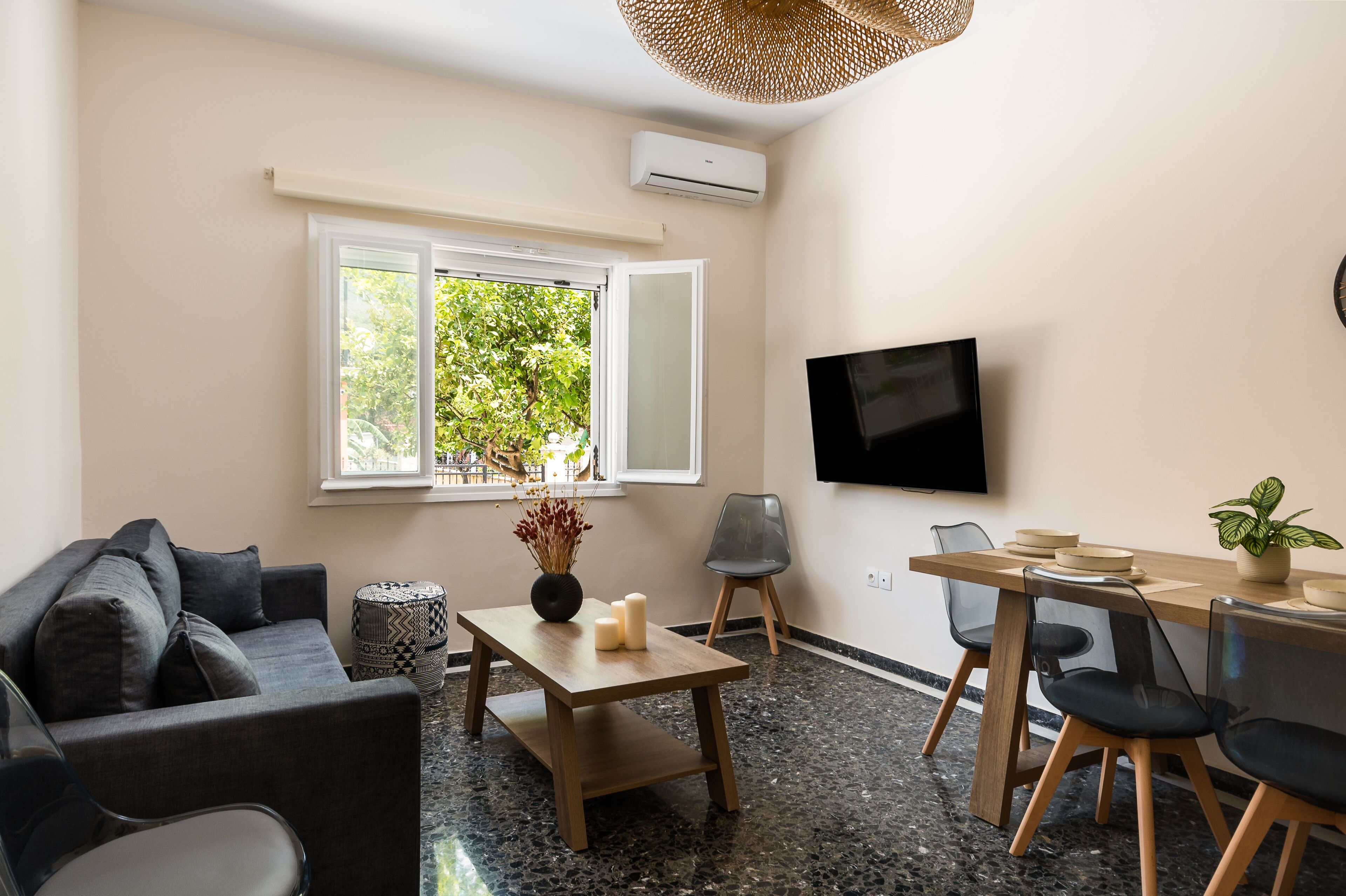 Hus, 3 soverom | Oppholdsområde | En 32-tommers Flatskjerm-TV med digitale kanaler samt TV