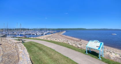 Fire Lily Apartment - 3 Blocks from Lake Pepin