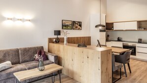 Ein modernes Wohnzimmer mit einer Couch, einem Couchtisch und einem Holzbüro.