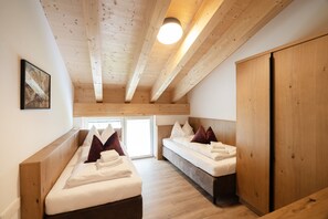 3 bedrooms, iron/ironing board, WiFi (free), bed sheets