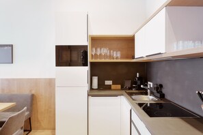 Kühlschrank, Mikrowelle, Ofen, Geschirrspüler