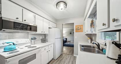 Lilac Apartment - 5 Minutes to Downtown Stillwater
