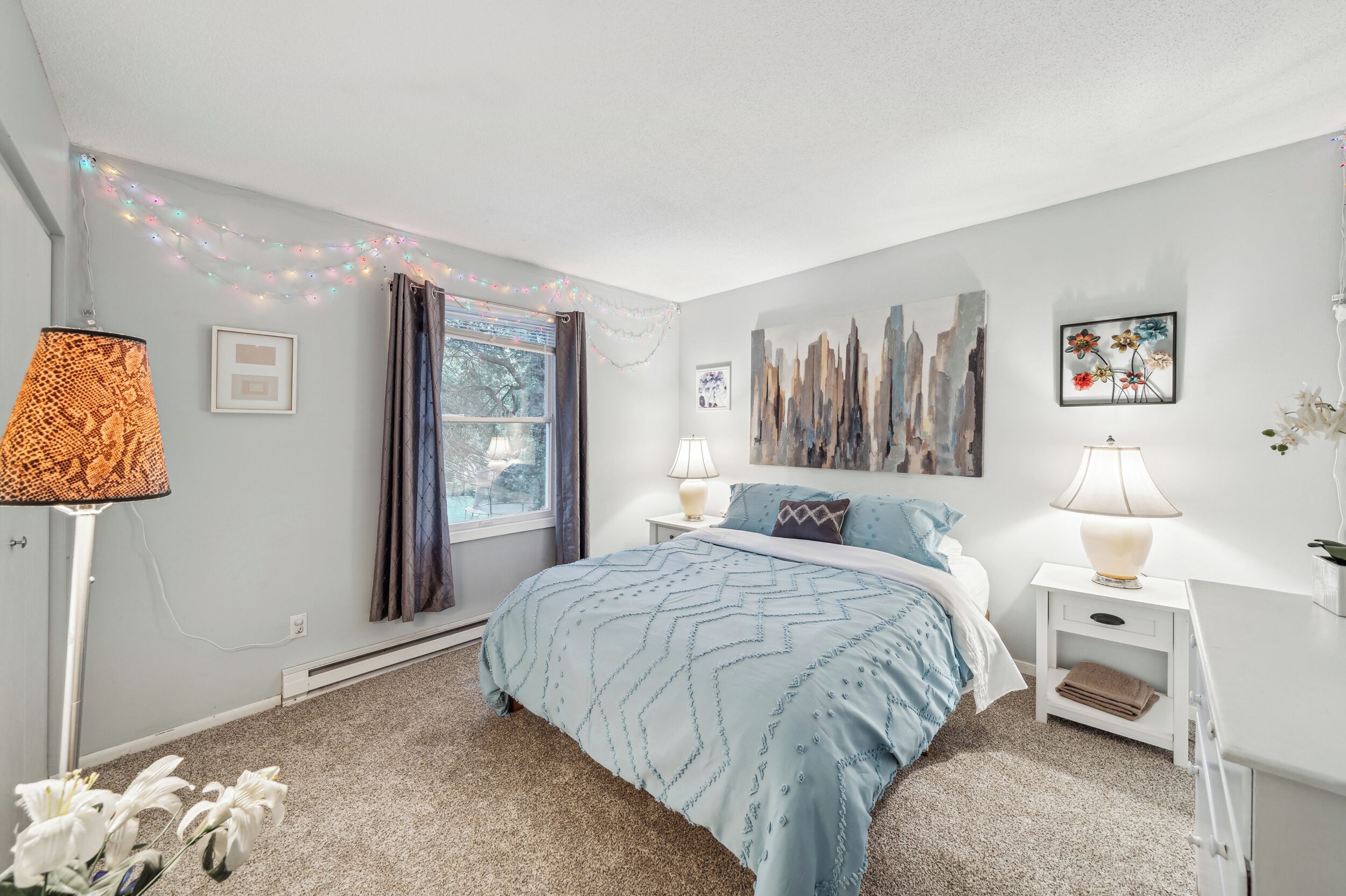 3 dormitorios, escritorio, tabla de planchar con plancha y cuna de viaje