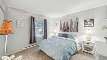 3 makuuhuonetta, työpöytä, silitysrauta/-lauta, vauvan matkasänky