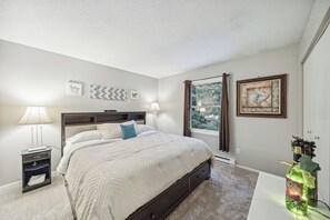 3 bedrooms, desk, iron/ironing board, travel crib