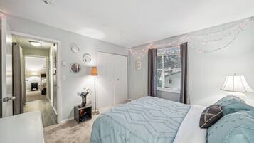 3 makuuhuonetta, työpöytä, silitysrauta/-lauta, vauvan matkasänky