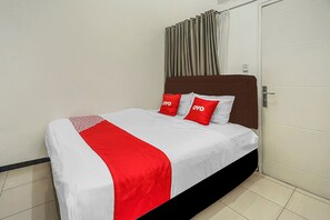 Espacio para trabajar con laptop, wifi gratis y ropa de cama