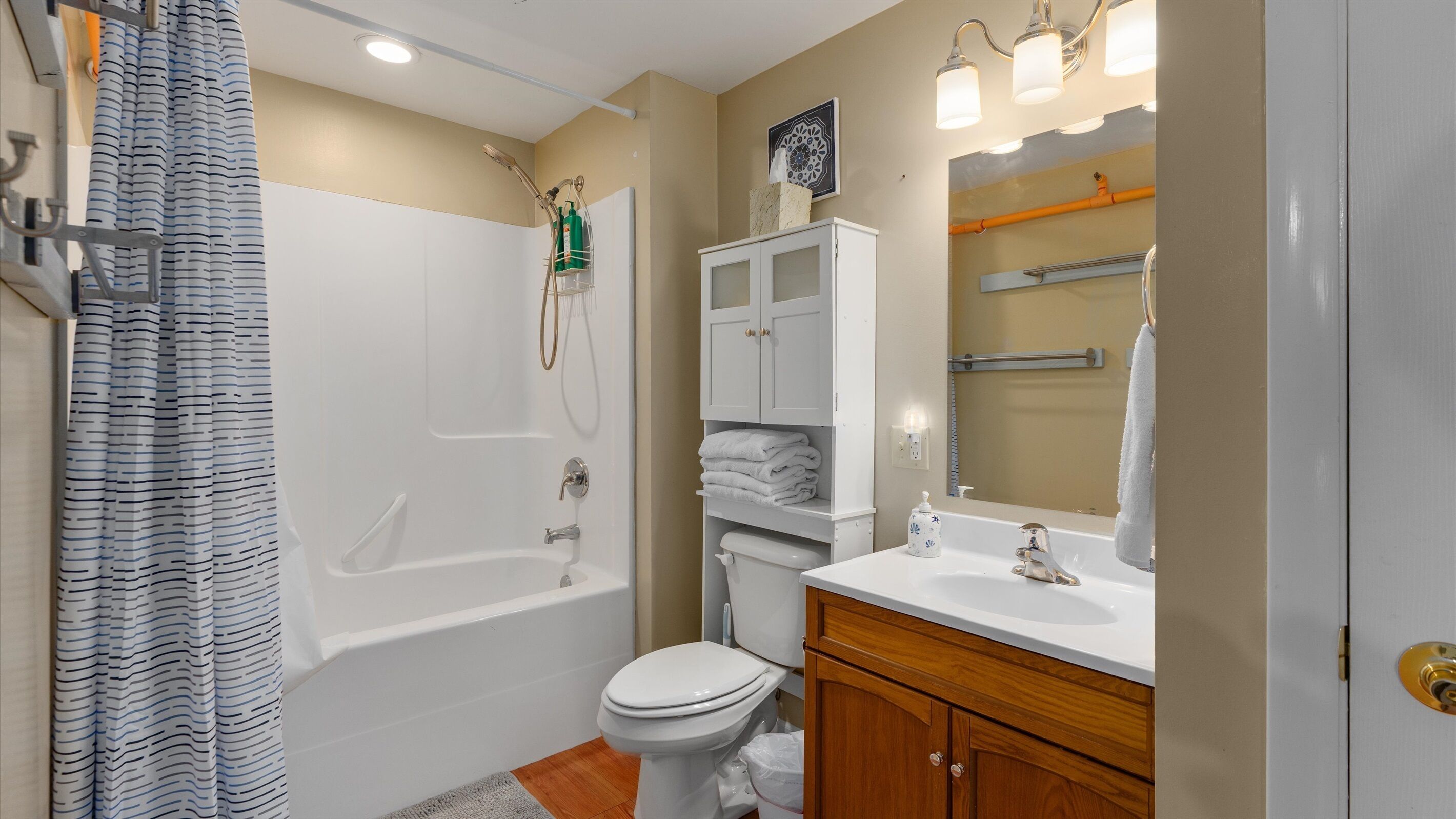 Une salle de bain avec une baignoire, des toilettes et un lavabo.