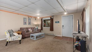 Smart TV, books - Mist Condo - Cute 1 Bedroom Just 2 Blocks To Beach (Pepin)