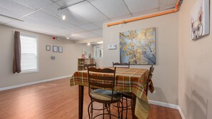 Dining - Mist Condo - Cute 1 Bedroom Just 2 Blocks To Beach (Pepin)