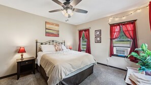 4 Schlafzimmer, Schreibtisch, Bügeleisen/Bügelbrett, Reisekinderbett