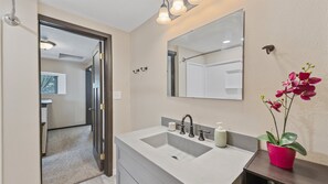 Duschwanne, Haartrockner, Handtücher, Seife