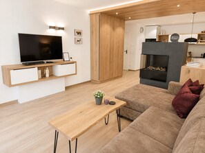 TV, fireplace