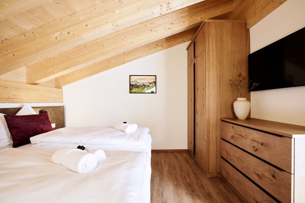 2 bedrooms, in-room safe, iron/ironing board, free WiFi