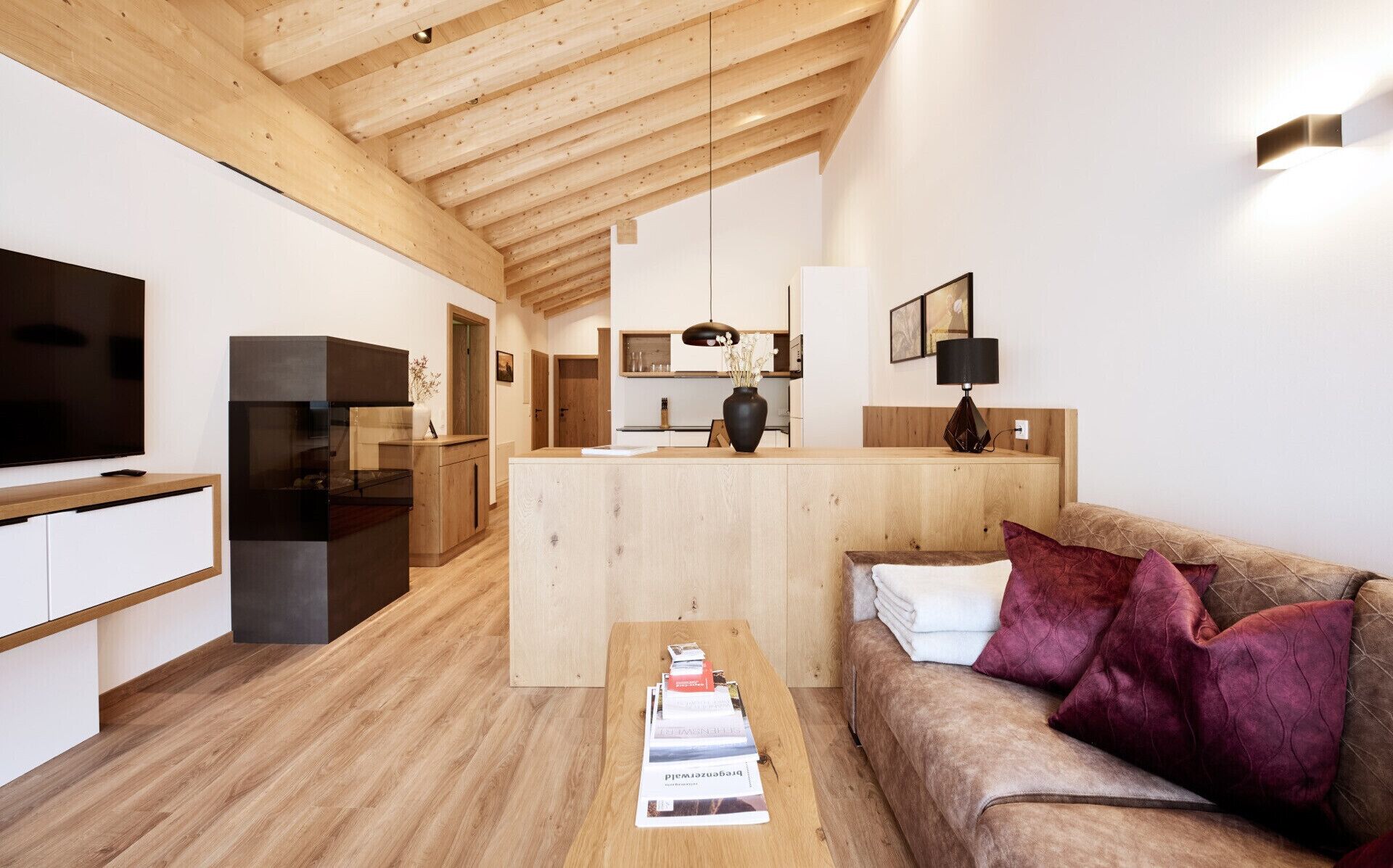 Una Smart TV, una chimenea