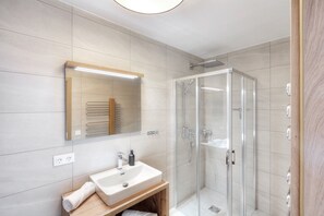 Regadera, secadora de cabello, toallas, papel de baño 