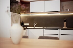 Frigorífico, microondas, lavavajillas y cafetera o tetera