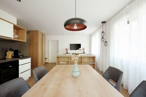 Réfrigérateur, four, lave-vaisselle, cafetière/bouilloire