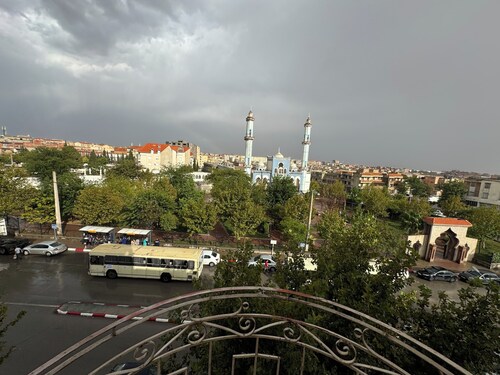 Sétif : Studio Sécurisé Jour et Nuit Bien Placé