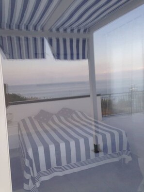 1 bedroom, iron/ironing board, WiFi, bed sheets - A Sea-View Terrace The Lighthouse (Paola)