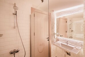 Deluxe Room | Bathroom | Shower, rainfall showerhead, hair dryer, slippers - Sirius Mi Sun Paradise (Cesme)