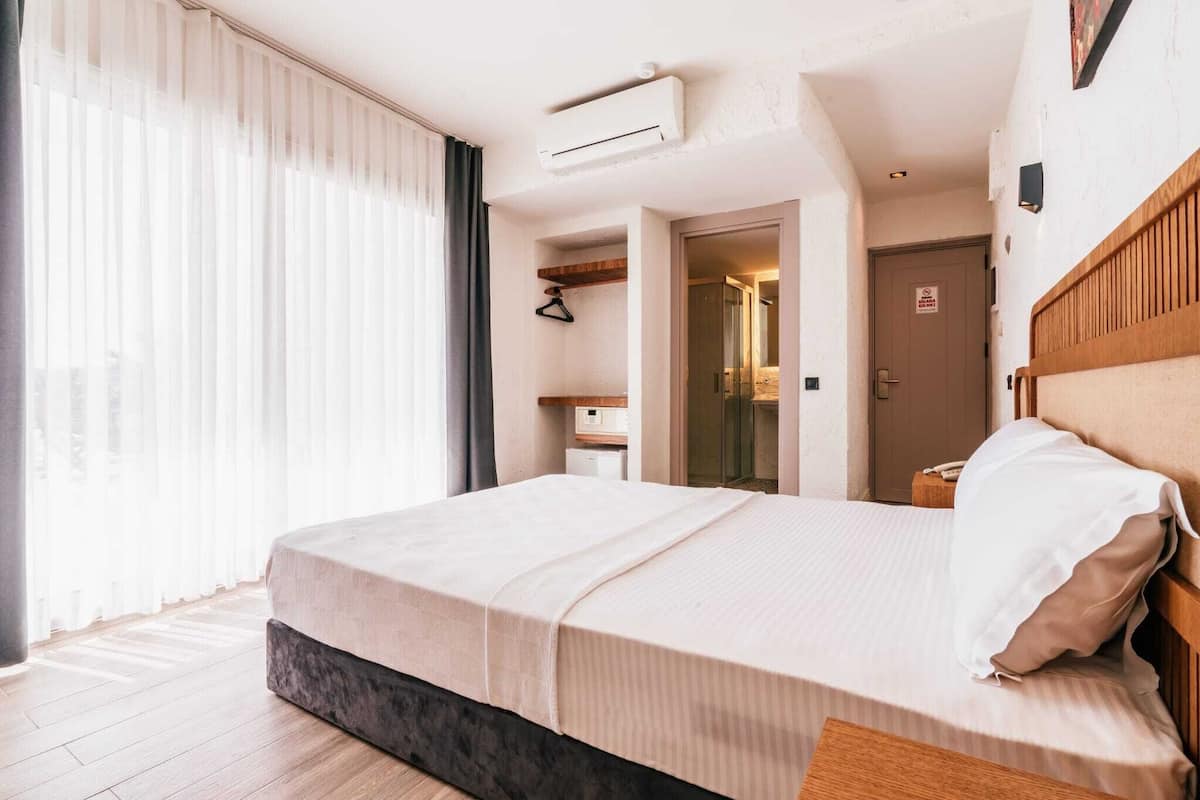 1 bedroom, premium bedding, minibar, laptop workspace