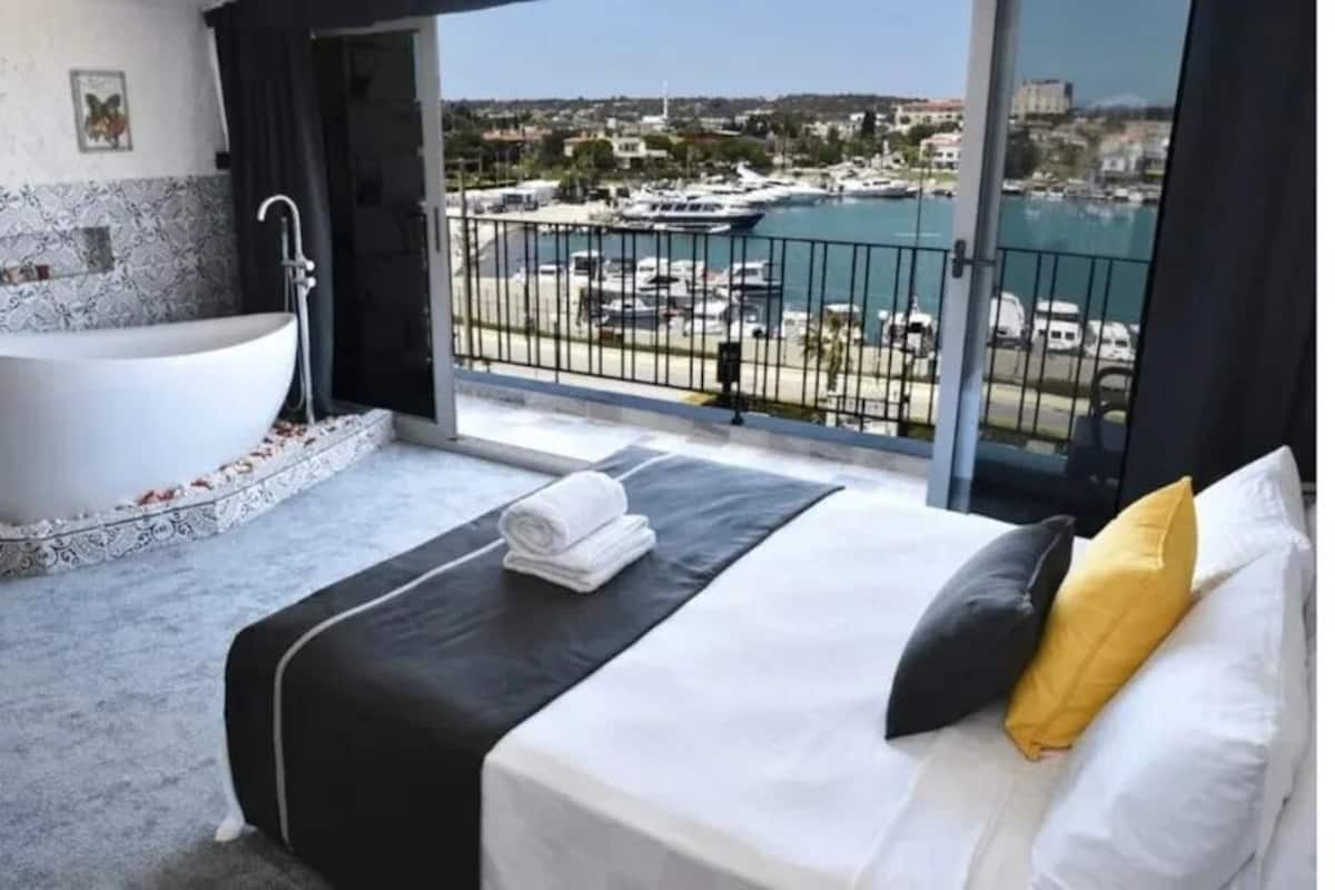 Deluxe Room | 1 bedroom, premium bedding, minibar, laptop workspace