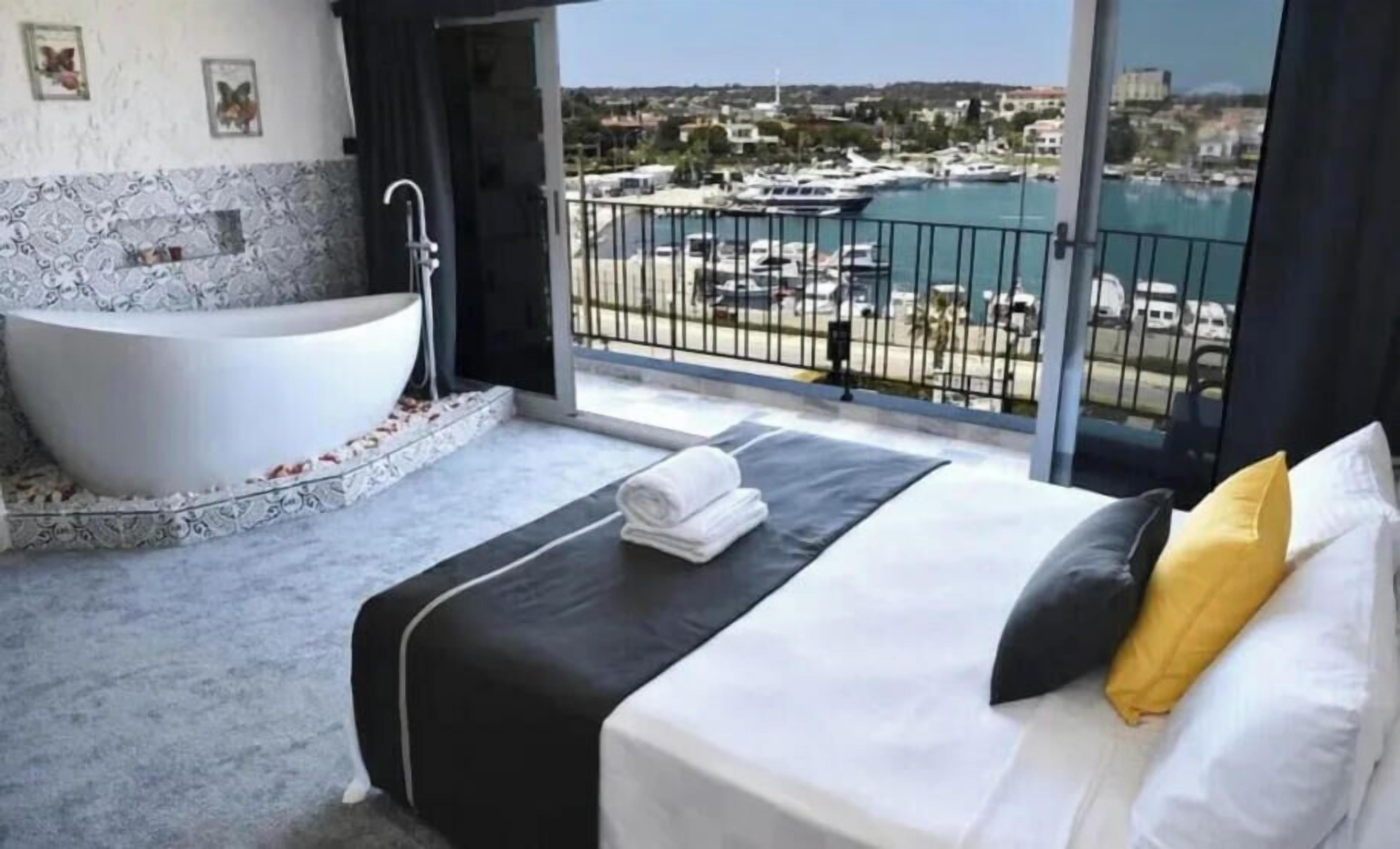 Deluxe Room | Premium bedding, minibar, laptop workspace, free WiFi