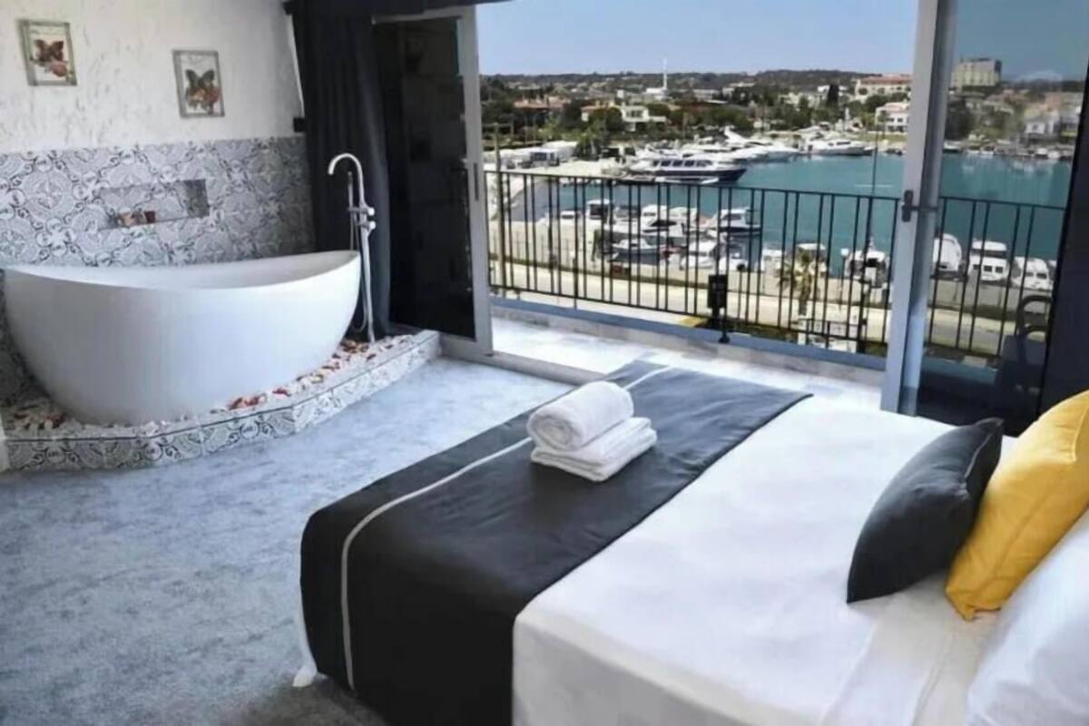 Deluxe Room | Premium bedding, minibar, laptop workspace, free WiFi