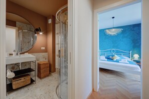 Familienapartment, 2 Schlafzimmer, Bergseite (Pandora Lake View Stresa) | Badezimmer | Dusche, Haartrockner, Bidet, Handtücher