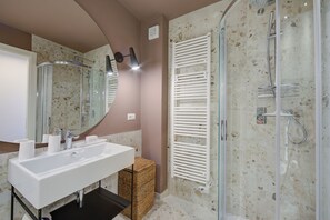 Family Apartment, Multiple Bedrooms, Mountainside (Pandora Lake View Stresa) | Bathroom | Shower, hair dryer, bidet, towels - Pandora Lake View Stresa (Stresa)