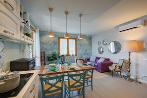 Familieleilighet, flere soverom, ved fjell (Pandora Lake View Stresa) | Eget kjøkken | Kjøleskap, mikrobølgeovn, ovn og kokeplater