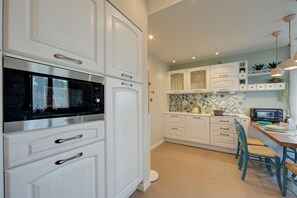 Familieleilighet, flere soverom, ved fjell (Pandora Lake View Stresa) | Eget kjøkken | Kjøleskap, mikrobølgeovn, ovn og kokeplater