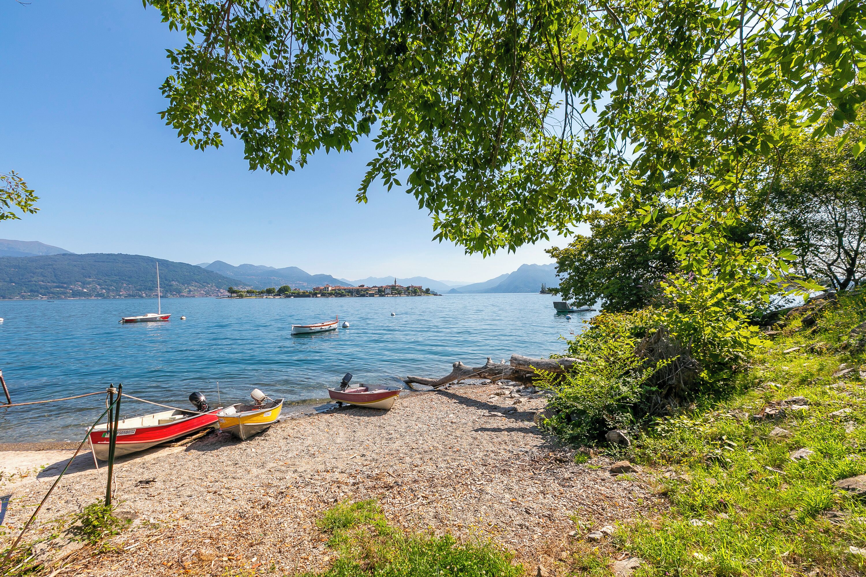 Familieleilighet, 2 soverom, balkong, ved fjell (Pandora Lake Maggiore View and) | Strand | Privat strand