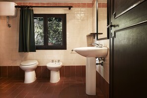 A bathroom with a toilet, bidet, and sink. - Agriturismo Bardeggiano (Colle di Val d'Elsa)