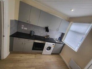 Appartement, plusieurs lits | Cuisine privée | Réfrigérateur, micro-ondes, four, plaque de cuisson