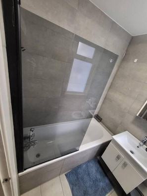 Appartement, plusieurs lits | Salle de bain | Douche, serviettes fournies, papier toilette