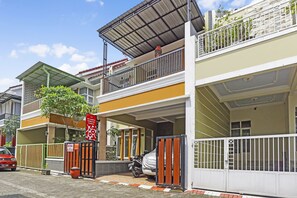 Front of property - OYO Life 90786 De Campus Homestay Syariah (Malang)