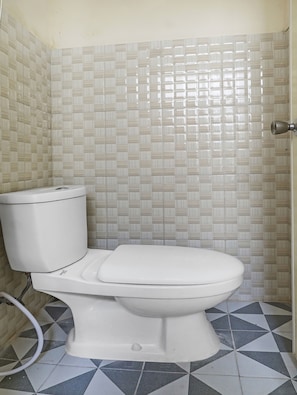 Standard Double Room | Bathroom | Shower, bidet, towels - OYO Life 90786 De Campus Homestay Syariah (Malang)