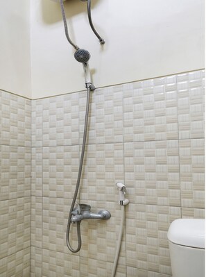 Habitación doble económica | Baño | Regadera, bidet, toallas 